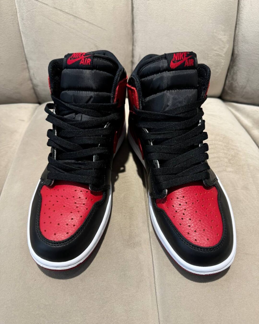 Кроссовки Jordan 1 Retro High Bred Banned — изображение 2