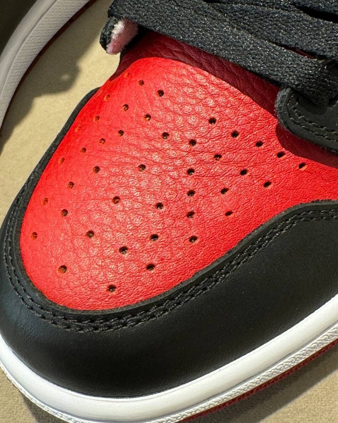 Кроссовки Jordan 1 Retro High Bred Banned — изображение 7