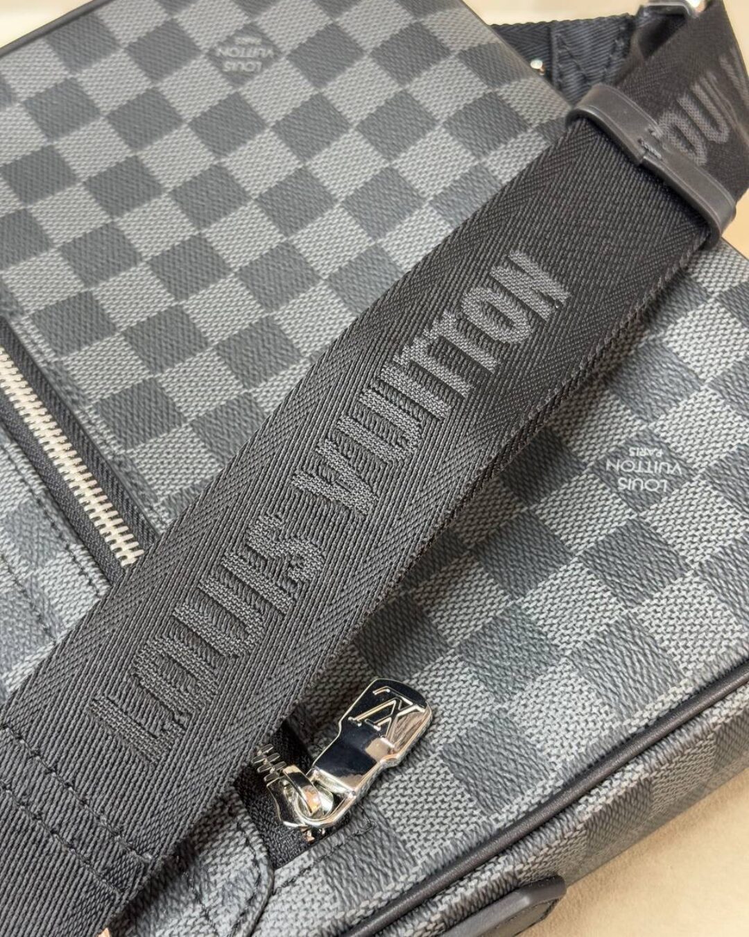 Сумка Louis Vuitton District PM 8