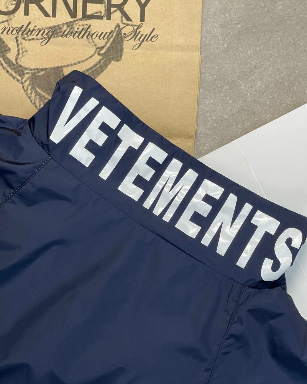 Ветровка Vetements — изображение 9